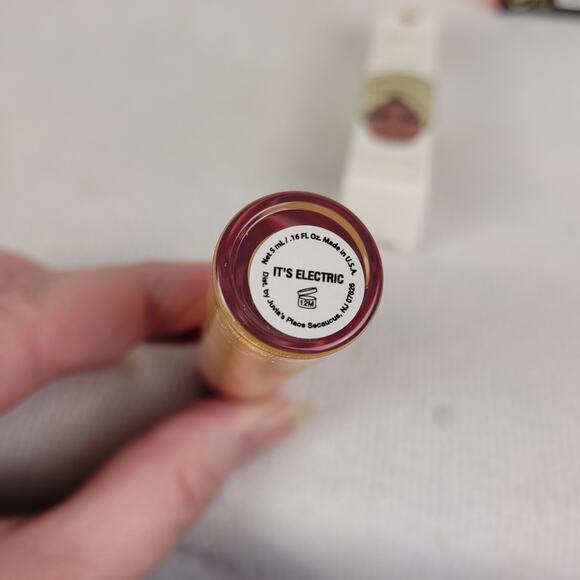 New Juvias Place Its Electric Glass Gloss and The Heroine Glow II highlighter - Picture 3 of 6